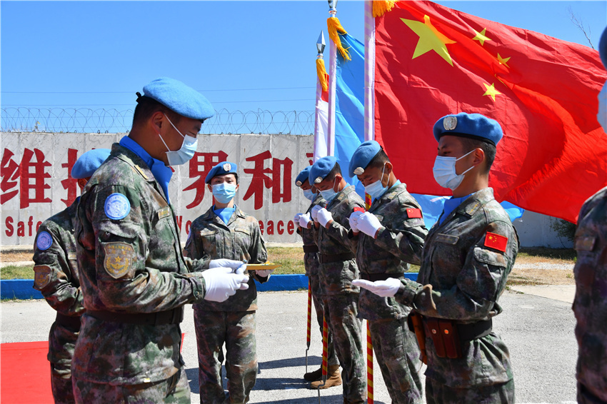 中国第19批赴黎维和部队指挥长杜嘉为受阅官兵颁发勋章(丁文栋 摄)